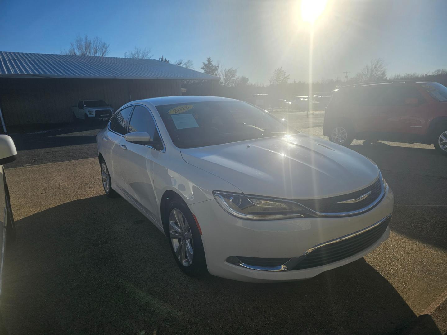 2016 WHITE Chrysler 200 Limited (1C3CCCAB7GN) with an 2.4L L4 DOHC 16V engine, 9A transmission, located at 533 S Seven Points BLVD, Seven Points, TX, 75143, (430) 255-4030, 32.313999, -96.209351 - Photo#1